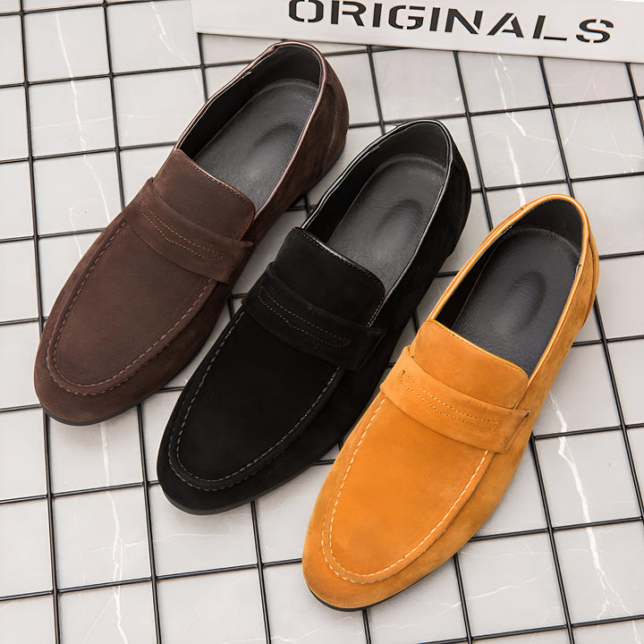 Trois mocassins en daim, marron, noir et jaune moutarde, disposés sur un fond carrelé près d'un livre portant l'inscription "Originals". Chaussures élégantes pour hommes., 45286904594613,45286904627381,45286904660149,45286904692917,45286904725685,45286904758453,45286904791221,45286904823989,45286904856757,45286904889525,45286904922293,45286904955061,45286904987829,45286905020597,45286905053365,45286905086133,45286905118901,45286905151669,45286905184437,45286905217205,45286905249973,45286905282741,452