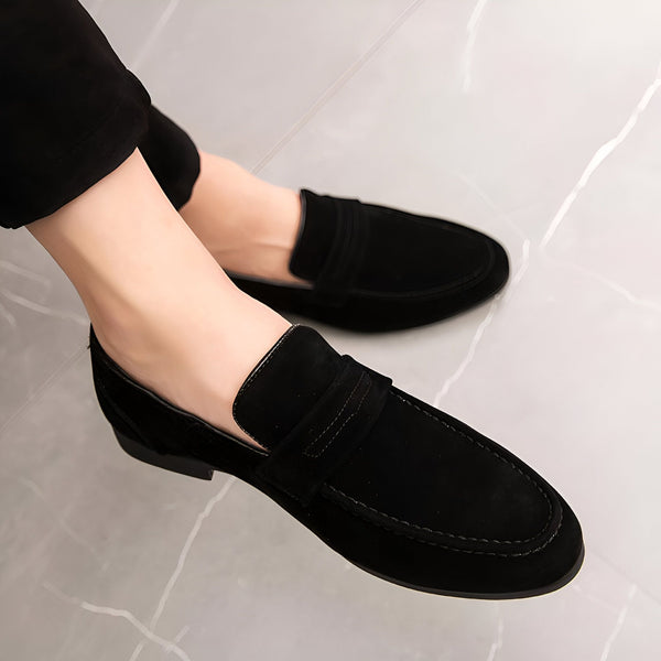 Gros plan sur des mocassins noirs en daim portés avec un pantalon noir. Chaussures élégantes pour homme., 45286904594613,45286904627381,45286904660149,45286904692917,45286904725685,45286904758453,45286904791221,45286904823989,45286904856757,45286904889525,45286904922293,45286904955061,45286904987829,45286905020597,45286905053365,45286905086133,45286905118901,45286905151669,45286905184437,45286905217205,45286905249973,45286905282741,45286905315509,45286905348277,45286905381045,45286905413813,45286905446