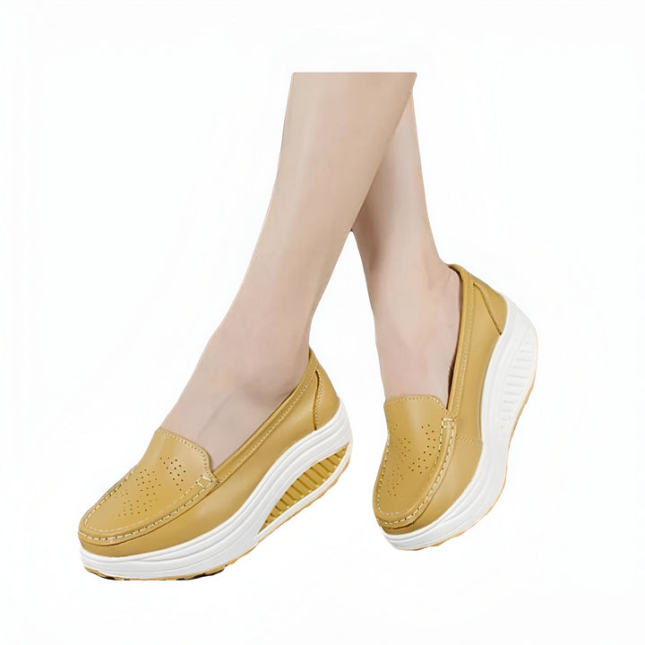 Mocassins jaunes compensés portés par une femme. Chaussures élégantes avec une semelle blanche épaisse. Mode et confort combinés., 45286728630453,45286728663221,45286728695989,45286728728757,45286728761525,45286728794293,45286728827061,45286728859829,45286728892597,45286728925365,45286728958133,45286728990901,45286729023669,45286729056437,45286729089205,45286729121973,45286729154741,45286729187509,45286729220277,45286729253045,45286729285813,45286729318581,45286729351349,45286729384117,4528672941688