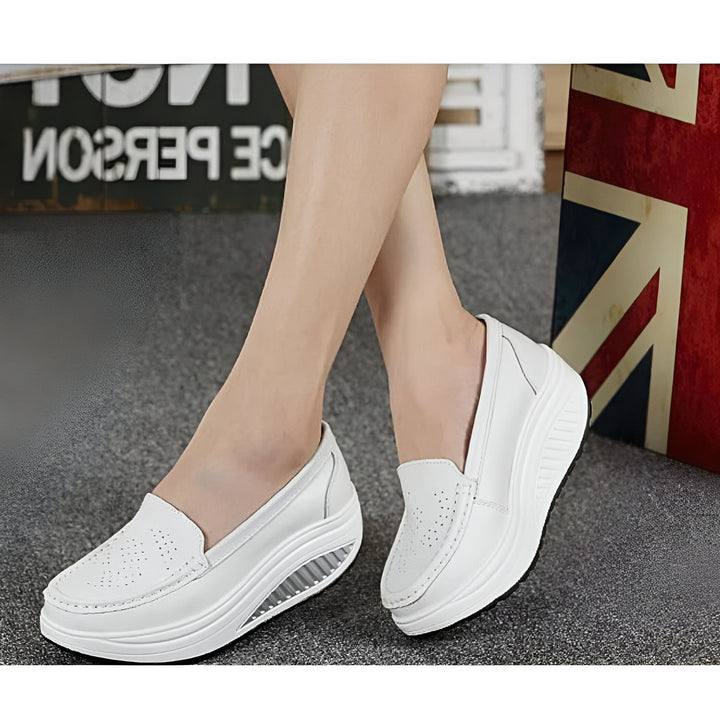 Chaussures blanches à plateforme, style mocassin, portées par une personne. Design épuré avec semelle compensée. Mode décontractée et confort., 45286728630453,45286728663221,45286728695989,45286728728757,45286728761525,45286728794293,45286728827061,45286728859829,45286728892597,45286728925365,45286728958133,45286728990901,45286729023669,45286729056437,45286729089205,45286729121973,45286729154741,45286729187509,45286729220277,45286729253045,45286729285813,45286729318581,45286729351349,45286729384117