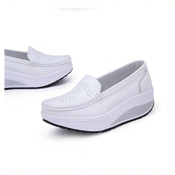 Mocassins blancs pour femmes, avec une semelle compensée. Chaussures confortables et élégantes, parfaites pour le travail ou une tenue décontractée. Conception perforée pour une meilleure aération., 45286728630453,45286728663221,45286728695989,45286728728757,45286728761525,45286728794293,45286728827061,45286728859829,45286728892597,45286728925365,45286728958133,45286728990901,45286729023669,45286729056437,45286729089205,45286729121973,45286729154741,45286729187509,45286729220277,45286729253045,4528