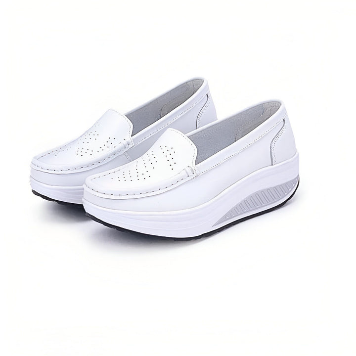 Mocassins compensés blancs pour femmes, dessus en cuir perforé, confortables et élégantes. Chaussures décontractées et à la mode., 45286728630453,45286728663221,45286728695989,45286728728757,45286728761525,45286728794293,45286728827061,45286728859829,45286728892597,45286728925365,45286728958133,45286728990901,45286729023669,45286729056437,45286729089205,45286729121973,45286729154741,45286729187509,45286729220277,45286729253045,45286729285813,45286729318581,45286729351349,45286729384117,452867294168
