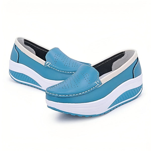 Mocassins compensés bleu clair pour femme. Chaussures décontractées en cuir avec semelle blanche épaisse et perforations décoratives. Confort et style., 45286728630453,45286728663221,45286728695989,45286728728757,45286728761525,45286728794293,45286728827061,45286728859829,45286728892597,45286728925365,45286728958133,45286728990901,45286729023669,45286729056437,45286729089205,45286729121973,45286729154741,45286729187509,45286729220277,45286729253045,45286729285813,45286729318581,45286729351349,4528672