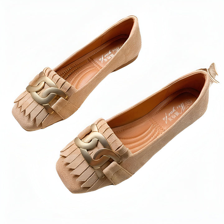 Deux ballerines beiges en daim avec ornement doré et franges, sur fond blanc. Chaussures plates élégantes pour femmes, style décontracté chic. Mode et confort., 45286989627573,45286989660341,45286989693109,45286989725877,45286989758645,45286989791413,45286989824181,45286989856949,45286989889717,45286989922485,45286989955253,45286989988021,45286990020789,45286990053557,45286990086325,45286990119093,45286990151861,45286990184629,45286990217397,45286990250165,45286990282933,45286990315701,45286990348469