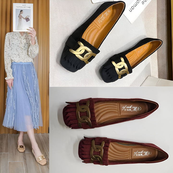 Chaussures plates pour femmes en bordeaux, noir et beige. Elles sont décorées d'une boucle dorée et de franges. Une femme porte une jupe et des chaussures plates beiges., 45286989627573,45286989660341,45286989693109,45286989725877,45286989758645,45286989791413,45286989824181,45286989856949,45286989889717,45286989922485,45286989955253,45286989988021,45286990020789,45286990053557,45286990086325,45286990119093,45286990151861,45286990184629,45286990217397,45286990250165,45286990282933,45286990315701,452869