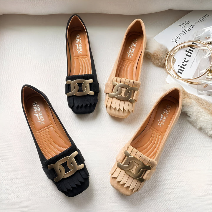 Chaussures plates élégantes pour femmes en noir et beige avec détails de chaîne dorée et franges. Accessoires de mode., 45286989627573,45286989660341,45286989693109,45286989725877,45286989758645,45286989791413,45286989824181,45286989856949,45286989889717,45286989922485,45286989955253,45286989988021,45286990020789,45286990053557,45286990086325,45286990119093,45286990151861,45286990184629,45286990217397,45286990250165,45286990282933,45286990315701,45286990348469,45286990381237,45286990414005,4528699044