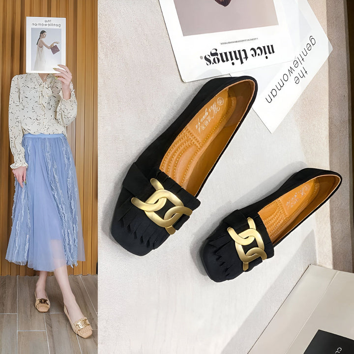 Image de mode présentant des ballerines noires à boucle dorée. Une femme pose en tenue assortie : chemisier fleuri, jupe bleue et ballerines similaires. Accessoires et magazines complètent l'ensemble., 45286989627573,45286989660341,45286989693109,45286989725877,45286989758645,45286989791413,45286989824181,45286989856949,45286989889717,45286989922485,45286989955253,45286989988021,45286990020789,45286990053557,45286990086325,45286990119093,45286990151861,45286990184629,45286990217397,45286990250165,4528