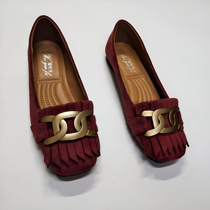 Deux chaussures plates bordeaux en suédine avec détail de chaîne dorée et franges, élégantes et confortables., 45286989627573,45286989660341,45286989693109,45286989725877,45286989758645,45286989791413,45286989824181,45286989856949,45286989889717,45286989922485,45286989955253,45286989988021,45286990020789,45286990053557,45286990086325,45286990119093,45286990151861,45286990184629,45286990217397,45286990250165,45286990282933,45286990315701,45286990348469,45286990381237,45286990414005,45286990446773