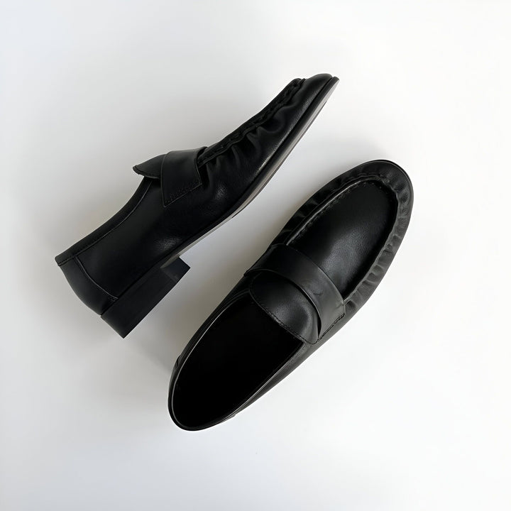 Mocassins en cuir noir pour femmes sur fond blanc. Chaussures élégantes et confortables, parfaites pour un look chic et décontracté. Détails plissés et bride classique. Mode féminine., 45286895485109,45286895517877,45286895550645,45286895583413,45286895616181,45286895648949,45286895681717,45286895714485,45286895747253,45286895780021,45286895812789,45286895845557,45286895878325,45286895911093,45286895943861,45286895976629,45286896009397,45286896042165