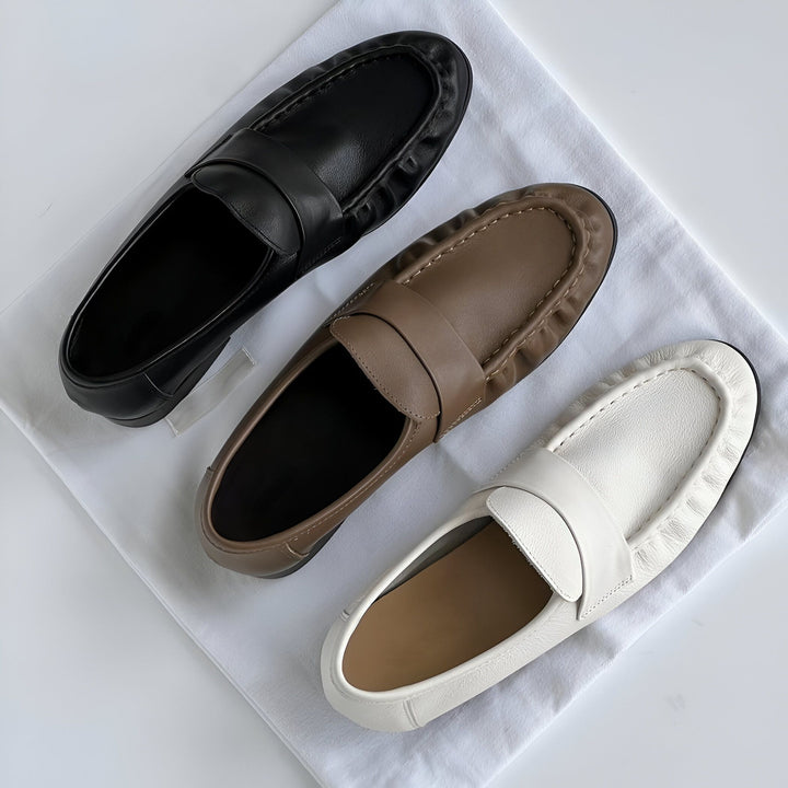 Trois mocassins en cuir : noir, marron et blanc, disposés sur un tissu blanc. Chaussures élégantes et confortables, parfaites pour toutes les occasions., 45286895485109,45286895517877,45286895550645,45286895583413,45286895616181,45286895648949,45286895681717,45286895714485,45286895747253,45286895780021,45286895812789,45286895845557,45286895878325,45286895911093,45286895943861,45286895976629,45286896009397,45286896042165