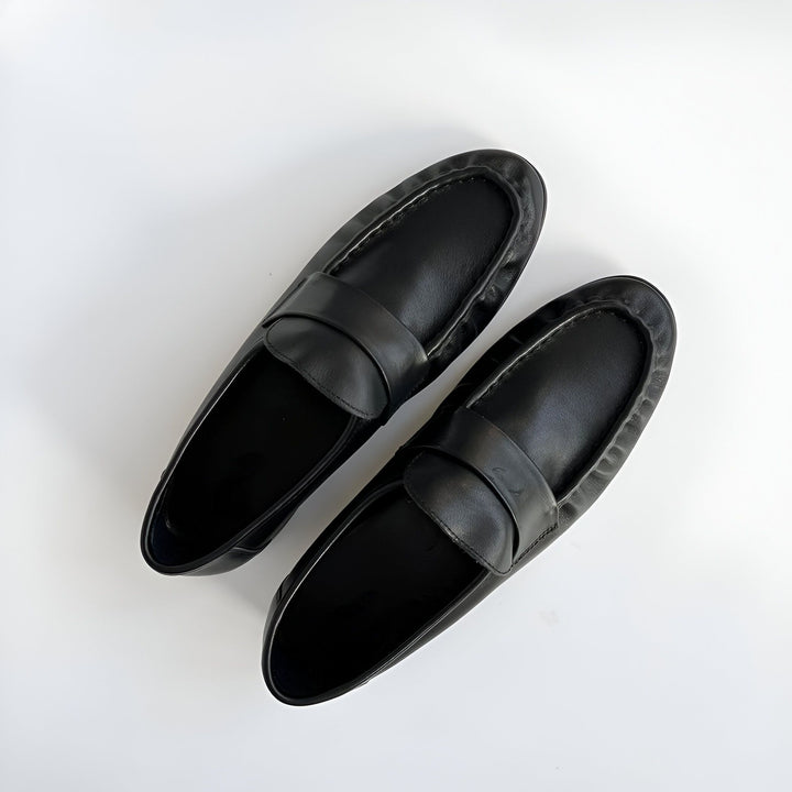 Vue rapprochée de deux mocassins noirs en cuir sur fond blanc. Chaussures élégantes et confortables, idéales pour un look décontracté chic., 45286895485109,45286895517877,45286895550645,45286895583413,45286895616181,45286895648949,45286895681717,45286895714485,45286895747253,45286895780021,45286895812789,45286895845557,45286895878325,45286895911093,45286895943861,45286895976629,45286896009397,45286896042165