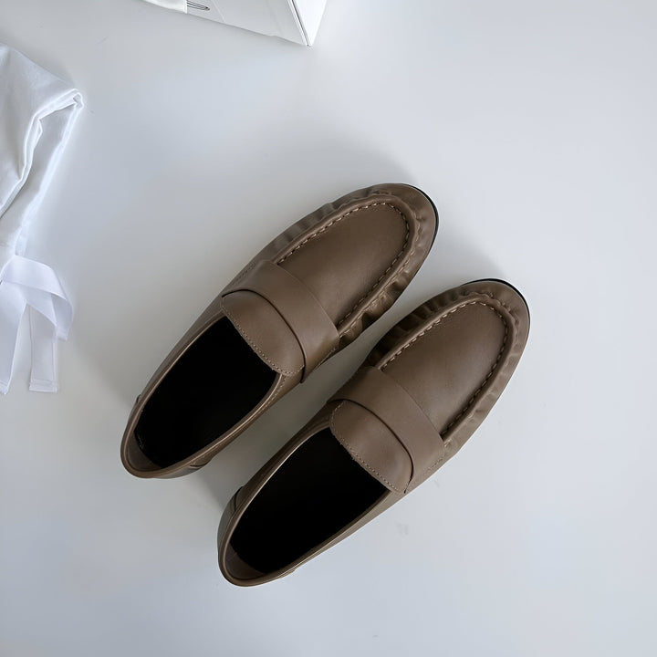 Vue rapprochée de mocassins en cuir marron clair pour femmes, avec couture décorative, sur fond blanc. Sac de rangement en tissu à gauche, boîte blanche en haut. Chaussures décontractées, élégantes., 45286895485109,45286895517877,45286895550645,45286895583413,45286895616181,45286895648949,45286895681717,45286895714485,45286895747253,45286895780021,45286895812789,45286895845557,45286895878325,45286895911093,45286895943861,45286895976629,45286896009397,45286896042165