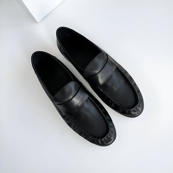Mocassins noirs en cuir pour femme, style classique et élégant, idéaux pour le travail ou une tenue décontractée chic. Chaussures confortables et tendance sur fond blanc., 45286895485109,45286895517877,45286895550645,45286895583413,45286895616181,45286895648949,45286895681717,45286895714485,45286895747253,45286895780021,45286895812789,45286895845557,45286895878325,45286895911093,45286895943861,45286895976629,45286896009397,45286896042165