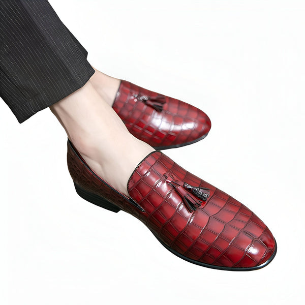 Mocassins rouges à pompons pour homme, motif croco. Chaussures élégantes en cuir rouge, détail raffiné et tendance. Mode masculine, style décontracté chic., 45287062339765,45287062372533,45287062405301,45287062438069,45287062470837,45287062503605,45287062536373,45287062569141,45287062601909,45287062634677