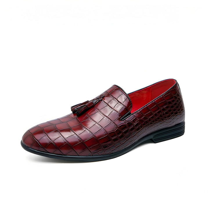 Mocassin bordeaux en cuir façon croco avec gland décoratif. Chaussure élégante pour homme, intérieur rouge., 45287062339765,45287062372533,45287062405301,45287062438069,45287062470837,45287062503605,45287062536373,45287062569141,45287062601909,45287062634677
