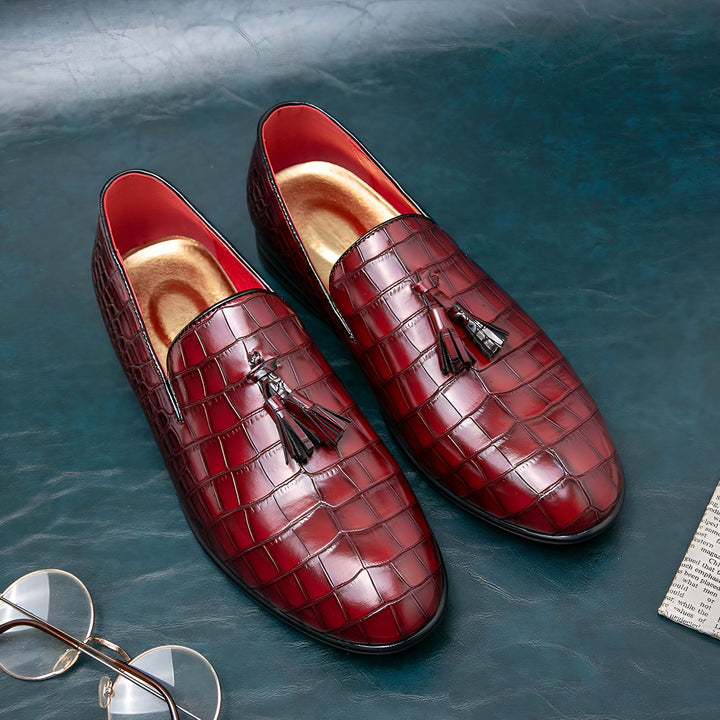 Mocassins bordeaux en cuir à motif crocodile avec glands, intérieur rouge et semelles dorées. Chaussures élégantes pour hommes, style italien., 45287062339765,45287062372533,45287062405301,45287062438069,45287062470837,45287062503605,45287062536373,45287062569141,45287062601909,45287062634677