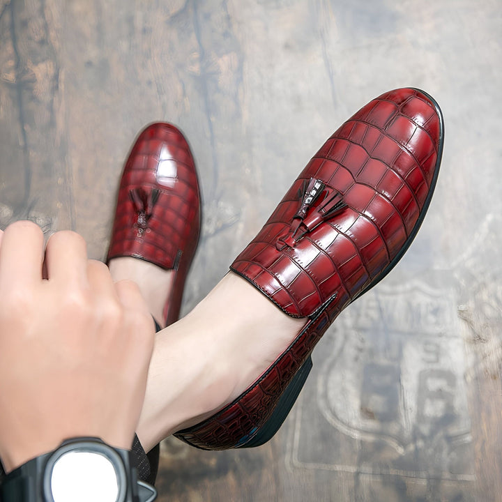 Mocassins homme rouges en cuir d'alligator avec glands. Chaussures élégantes et confortables pour homme. Détail de montre au poignet., 45287062339765,45287062372533,45287062405301,45287062438069,45287062470837,45287062503605,45287062536373,45287062569141,45287062601909,45287062634677