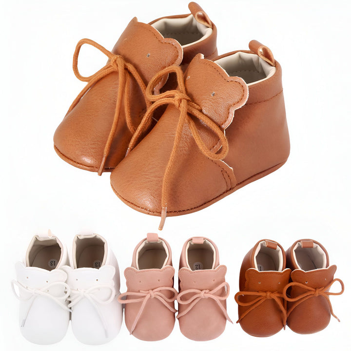 Chaussures bébé en cuir souple, style mocassins, avec lacets et découpe en forme d'oreille. Disponible en blanc, rose et marron. Chaussons confortables pour les premiers pas., 45286825132213,45286825164981,45286825197749,45286825230517,45286825263285,45286825296053,45286825328821,45286825361589,45286825394357