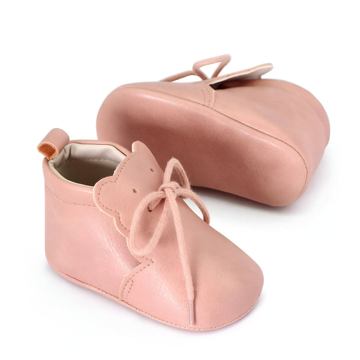 Chaussures de bébé en cuir rose pâle avec lacets et détails festonnés. Chaussures confortables et mignonnes pour les premiers pas de votre enfant., 45286825132213,45286825164981,45286825197749,45286825230517,45286825263285,45286825296053,45286825328821,45286825361589,45286825394357