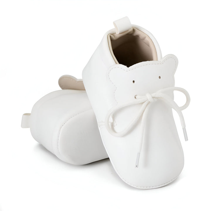 Chaussures bébé blanches en cuir souple, style mocassins avec lacets et motif ours. Chaussons confortables et mignons pour les premiers pas., 45286825132213,45286825164981,45286825197749,45286825230517,45286825263285,45286825296053,45286825328821,45286825361589,45286825394357