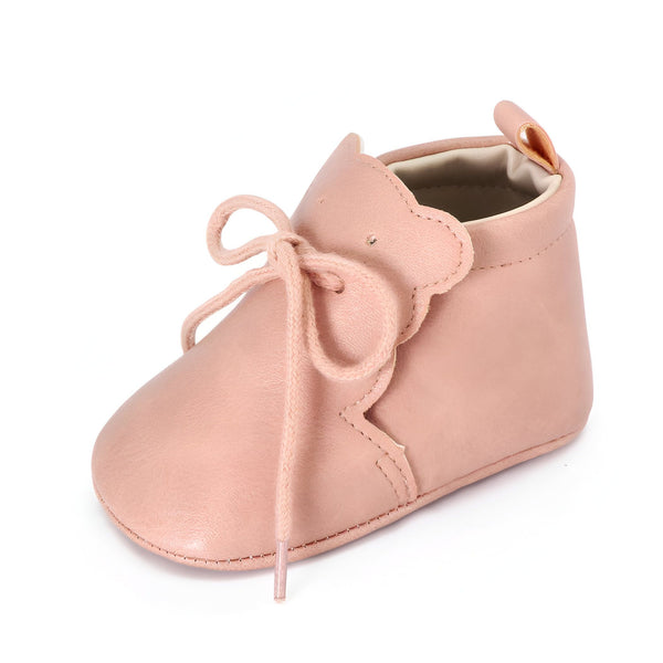 Chaussure de bébé rose clair en cuir avec lacets, vue de près. Chaussure à tige montante, idéale pour les premiers pas de bébé., 45286825132213,45286825164981,45286825197749,45286825230517,45286825263285,45286825296053,45286825328821,45286825361589,45286825394357