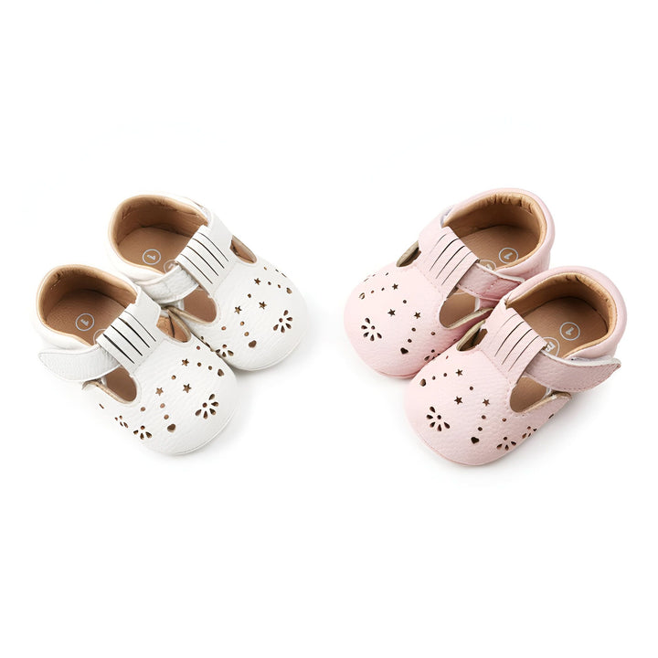 Deux paires de chaussures pour bébé en cuir souple. Une paire est blanche avec des découpes en forme de fleurs et d'étoiles. L'autre paire est rose pâle, également avec des motifs découpés. Chaussures confortables et élégantes pour les premiers pas., 45286843744437,45286843777205,45286843809973,45286843842741,45286843875509,45286843908277