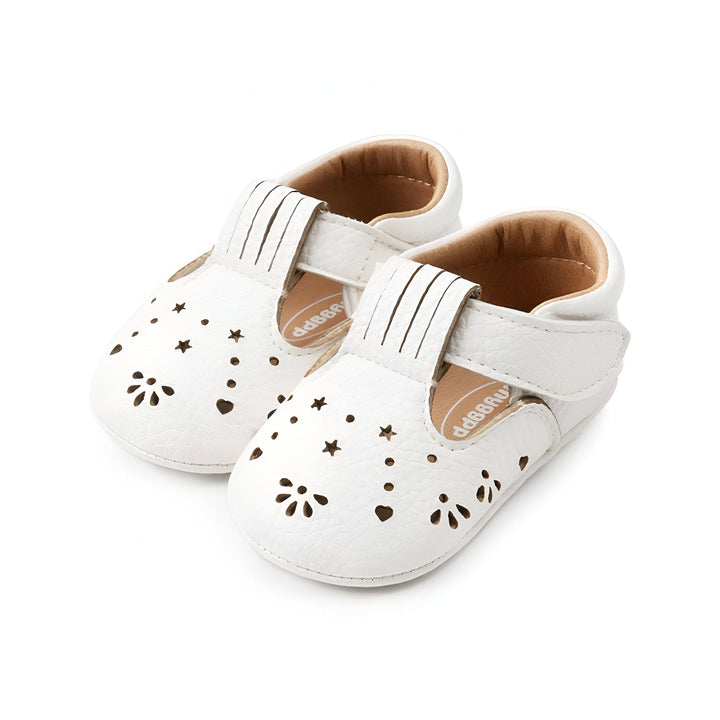 Paire de chaussures de bébé blanches avec motifs perforés en forme d'étoiles, de coeurs et de fleurs. Chaussures à fermeture velcro pour enfants., 45286843744437,45286843777205,45286843809973,45286843842741,45286843875509,45286843908277