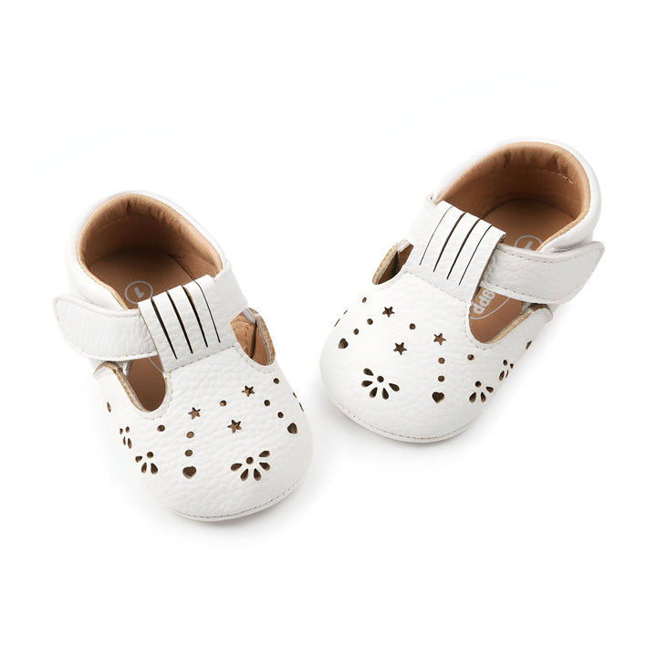 Chaussures bébé blanches à motifs découpés, vue rapprochée. Chaussures en cuir souple avec fermeture velcro. Chaussures de marche pré-marche pour bébé., 45286843744437,45286843777205,45286843809973,45286843842741,45286843875509,45286843908277
