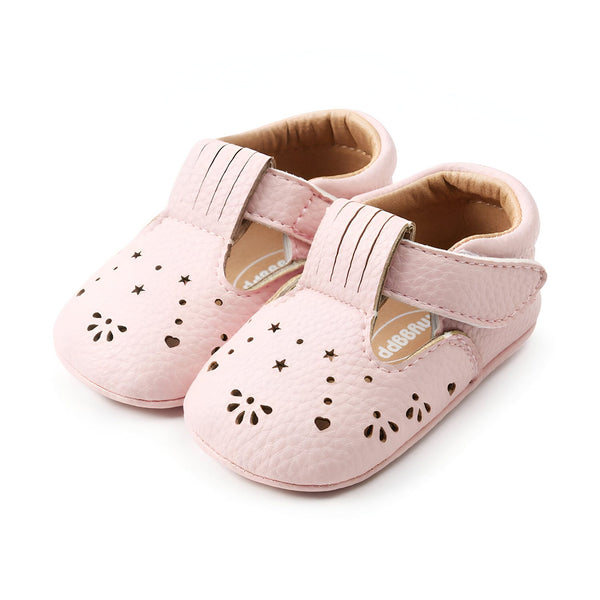 Deux chaussures de bébé en cuir rose avec des découpes en forme d'étoiles et de cœurs. Les chaussures ont une sangle et une semelle intérieure marron clair., 45286843744437,45286843777205,45286843809973,45286843842741,45286843875509,45286843908277