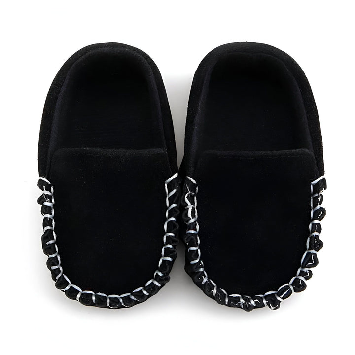 Deux mocassins noirs pour bébé avec des coutures blanches. Chaussures douces et confortables pour les petits pieds., 45287089242293,45287089275061,45287089307829,45287089340597,45287089373365,45287089406133,45287089438901,45287089471669,45287089504437,45287089537205,45287089569973,45287089602741,45287089635509,45287089668277,45287089701045,45287089733813,45287089766581,45287089799349