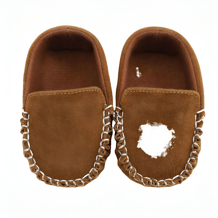 Chaussons de bébé mocassins en daim marron avec coutures blanches. Chaussures confortables et souples pour les premiers pas de bébé., 45287089242293,45287089275061,45287089307829,45287089340597,45287089373365,45287089406133,45287089438901,45287089471669,45287089504437,45287089537205,45287089569973,45287089602741,45287089635509,45287089668277,45287089701045,45287089733813,45287089766581,45287089799349