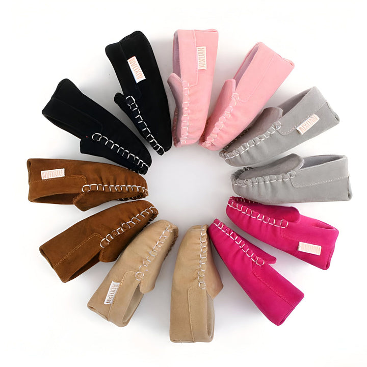 Chaussures mocassins pour enfants en cercle, différents coloris (noir, rose, gris, marron, beige, fuchsia). Vue de dessus, fond blanc., 45287089242293,45287089275061,45287089307829,45287089340597,45287089373365,45287089406133,45287089438901,45287089471669,45287089504437,45287089537205,45287089569973,45287089602741,45287089635509,45287089668277,45287089701045,45287089733813,45287089766581,45287089799349