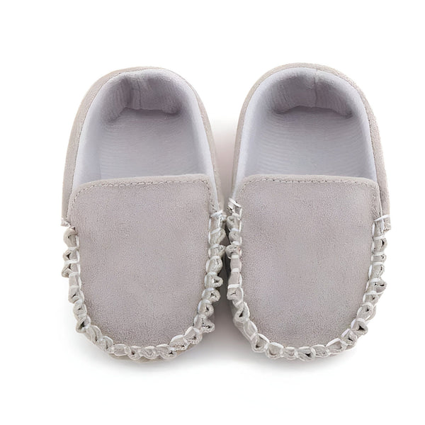 Mocassins bébé gris en daim, chaussures souples et confortables pour les premiers pas de votre enfant., 45287089242293,45287089275061,45287089307829,45287089340597,45287089373365,45287089406133,45287089438901,45287089471669,45287089504437,45287089537205,45287089569973,45287089602741,45287089635509,45287089668277,45287089701045,45287089733813,45287089766581,45287089799349