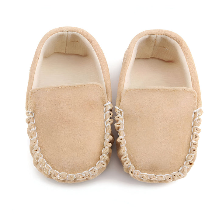 Deux mocassins beiges pour bébé, vus de dessus, avec des coutures blanches décoratives autour du bord. Chaussures souples et confortables pour les premiers pas., 45287089242293,45287089275061,45287089307829,45287089340597,45287089373365,45287089406133,45287089438901,45287089471669,45287089504437,45287089537205,45287089569973,45287089602741,45287089635509,45287089668277,45287089701045,45287089733813,45287089766581,45287089799349