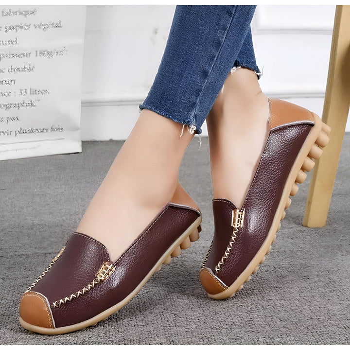 Mocassins en cuir marron et beige pour femmes, portés avec un jean bleu. Chaussures confortables et élégantes, idéales pour une tenue décontractée. Détails de couture décoratifs., 45286940770485,45286940803253,45286940836021,45286940868789,45286940901557,45286940934325,45286940967093,45286940999861,45286941032629,45286941065397,45286941098165,45286941130933,45286941163701,45286941196469,45286941229237,45286941262005,45286941294773,45286941327541,45286941360309,45286941393077,45286941425845,4528694