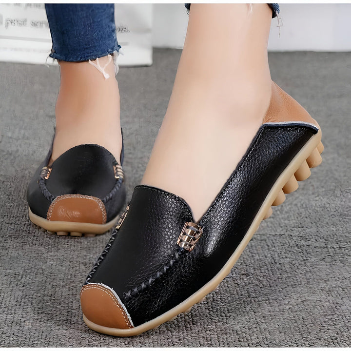 Mocassins en cuir noir et marron aux pieds d'une femme. Chaussures plates élégantes et confortables, idéales pour un look décontracté ou professionnel. Détails soignés et finitions de qualité., 45286940770485,45286940803253,45286940836021,45286940868789,45286940901557,45286940934325,45286940967093,45286940999861,45286941032629,45286941065397,45286941098165,45286941130933,45286941163701,45286941196469,45286941229237,45286941262005,45286941294773,45286941327541,45286941360309,45286941393077,45286941