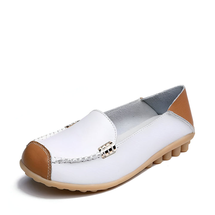 Mocassin en cuir blanc et marron pour femme. Chaussure plate décontractée avec semelle souple. Élégante et confortable, idéale pour le quotidien., 45286940770485,45286940803253,45286940836021,45286940868789,45286940901557,45286940934325,45286940967093,45286940999861,45286941032629,45286941065397,45286941098165,45286941130933,45286941163701,45286941196469,45286941229237,45286941262005,45286941294773,45286941327541,45286941360309,45286941393077,45286941425845,45286941458613,45286941491381,4528694152414