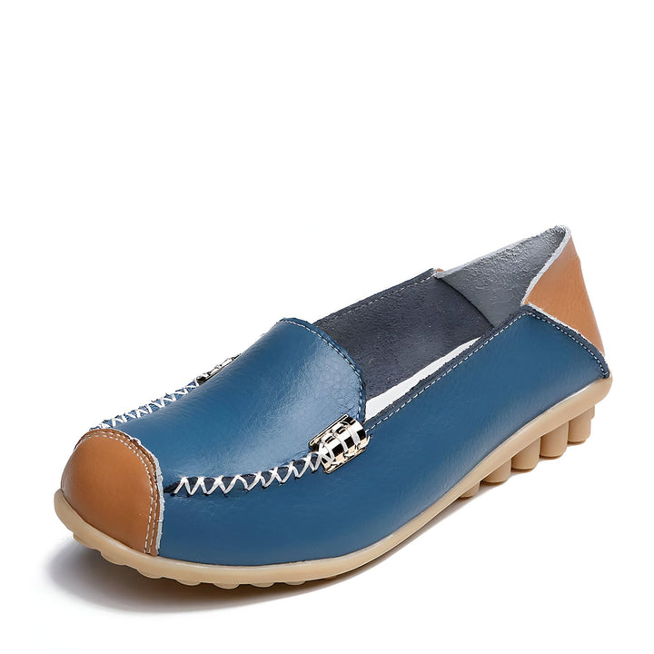 Mocassin bleu et marron pour femme. Chaussure plate en cuir avec détails de couture et semelle confortable. Idéal pour un look décontracté et élégant., 45286940770485,45286940803253,45286940836021,45286940868789,45286940901557,45286940934325,45286940967093,45286940999861,45286941032629,45286941065397,45286941098165,45286941130933,45286941163701,45286941196469,45286941229237,45286941262005,45286941294773,45286941327541,45286941360309,45286941393077,45286941425845,45286941458613,45286941491381,4528694