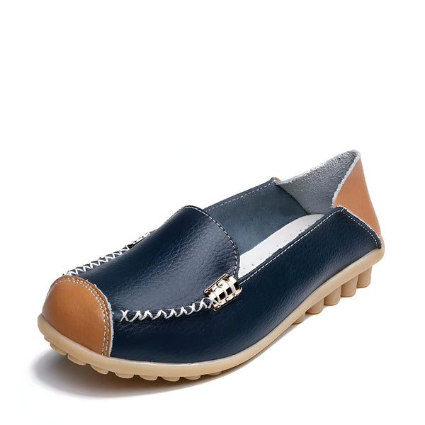 Mocassin femme en cuir bleu marine et marron clair. Chaussure plate confortable avec détails de couture blanche et boucle décorative dorée. Semelle beige texturée. Idéal pour un style décontracté et élégant., 45286940770485,45286940803253,45286940836021,45286940868789,45286940901557,45286940934325,45286940967093,45286940999861,45286941032629,45286941065397,45286941098165,45286941130933,45286941163701,45286941196469,45286941229237,45286941262005,45286941294773,45286941327541,45286941360309,4528694