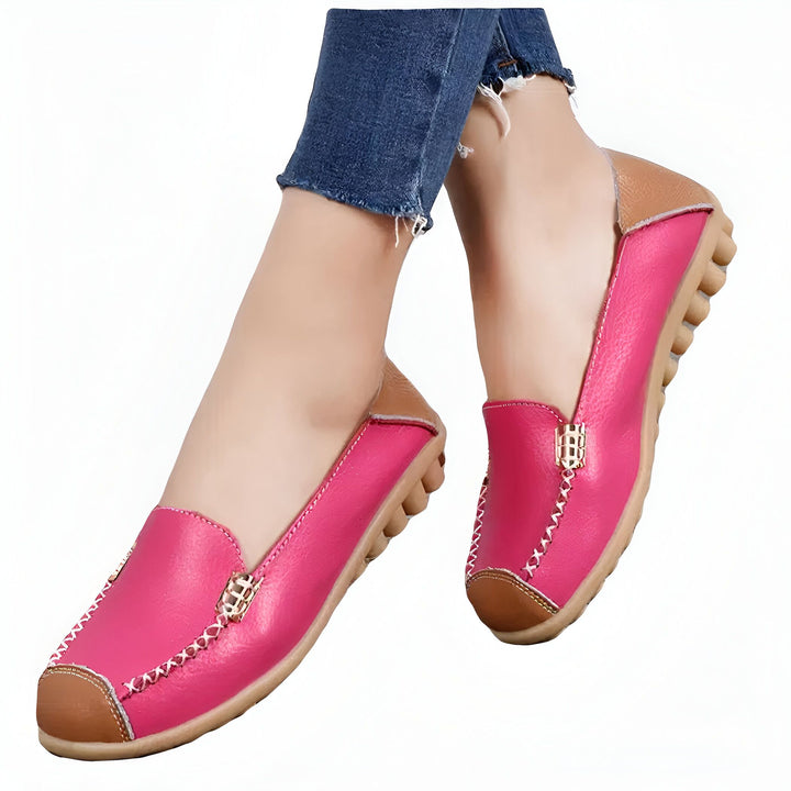 Gros plan sur des mocassins roses portés avec un jean bleu. Chaussures confortables et élégantes avec détails cousus et semelle souple., 45286940770485,45286940803253,45286940836021,45286940868789,45286940901557,45286940934325,45286940967093,45286940999861,45286941032629,45286941065397,45286941098165,45286941130933,45286941163701,45286941196469,45286941229237,45286941262005,45286941294773,45286941327541,45286941360309,45286941393077,45286941425845,45286941458613,45286941491381,45286941524149,452869415