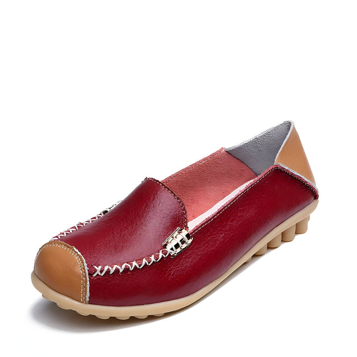 Mocassin rouge bordeaux en cuir avec détails cousus blancs, bout arrondi marron clair et talon compensé beige clair. Chaussure confortable et élégante pour femme., 45286940770485,45286940803253,45286940836021,45286940868789,45286940901557,45286940934325,45286940967093,45286940999861,45286941032629,45286941065397,45286941098165,45286941130933,45286941163701,45286941196469,45286941229237,45286941262005,45286941294773,45286941327541,45286941360309,45286941393077,45286941425845,45286941458613,452869414913