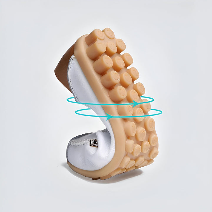 Vue rapprochée d'une chaussure en cuir blanc flexible, montrant sa semelle innovante avec des éléments en forme de cœur pour un confort optimal et une grande flexibilité. Conception ergonomique pour un ajustement parfait., 45286940770485,45286940803253,45286940836021,45286940868789,45286940901557,45286940934325,45286940967093,45286940999861,45286941032629,45286941065397,45286941098165,45286941130933,45286941163701,45286941196469,45286941229237,45286941262005,45286941294773,45286941327541,452869413603