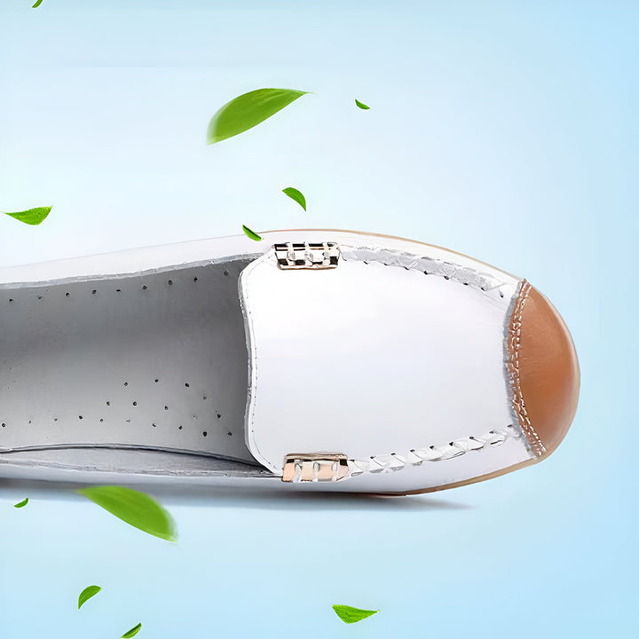 Mocassin blanc et marron en cuir, semelle intérieure perforée pour la respirabilité. Feuilles vertes flottantes, évoquant la fraîcheur et le confort. Vue rapprochée, détails des finitions et des coutures apparents. Idéal pour une tenue décontractée., 45286940770485,45286940803253,45286940836021,45286940868789,45286940901557,45286940934325,45286940967093,45286940999861,45286941032629,45286941065397,45286941098165,45286941130933,45286941163701,45286941196469,45286941229237,45286941262005,452869412