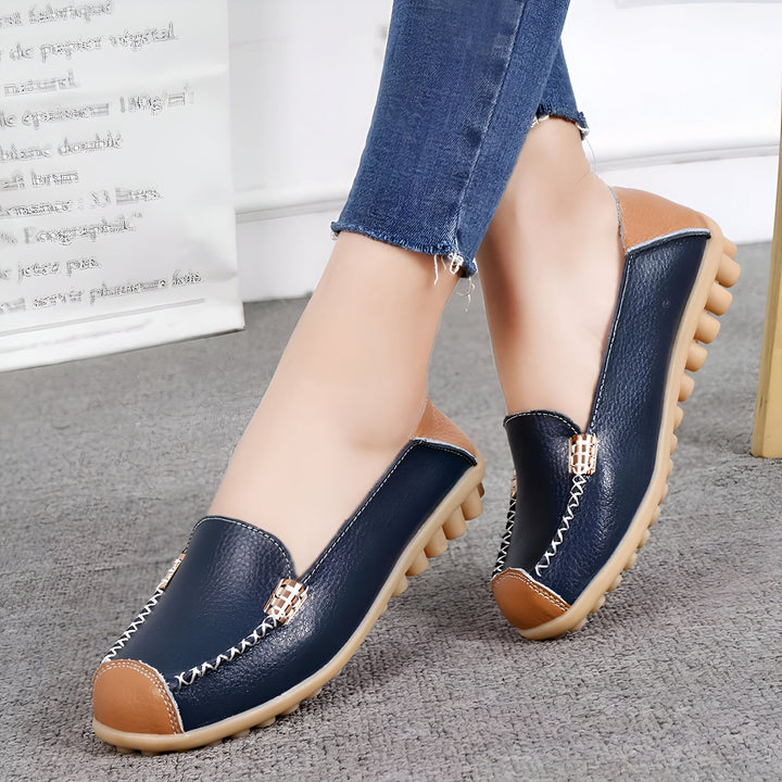 Chaussures bateau confortables pour femmes, en cuir bleu marine et marron clair, avec coutures décoratives blanches. Idéales pour une tenue décontractée., 45286940770485,45286940803253,45286940836021,45286940868789,45286940901557,45286940934325,45286940967093,45286940999861,45286941032629,45286941065397,45286941098165,45286941130933,45286941163701,45286941196469,45286941229237,45286941262005,45286941294773,45286941327541,45286941360309,45286941393077,45286941425845,45286941458613,45286941491381,452869