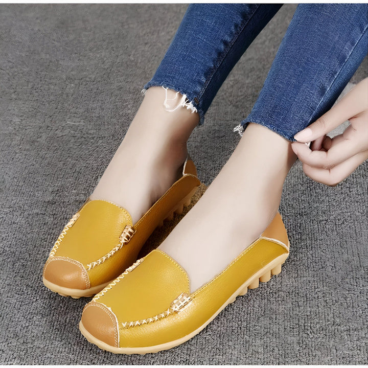 Mocassins jaunes portés avec un jean bleu effiloché. Chaussures plates pour femmes avec détails cousus. Confort et style décontracté., 45286940770485,45286940803253,45286940836021,45286940868789,45286940901557,45286940934325,45286940967093,45286940999861,45286941032629,45286941065397,45286941098165,45286941130933,45286941163701,45286941196469,45286941229237,45286941262005,45286941294773,45286941327541,45286941360309,45286941393077,45286941425845,45286941458613,45286941491381,45286941524149,4528694155