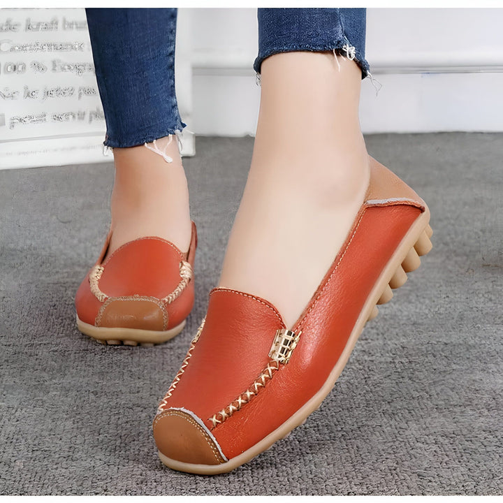 Mocassins en cuir orange portés par une femme, style décontracté avec jean retroussé, semelle confortable, détails cousus et ornements métalliques discrets, parfait pour le quotidien., 45286940770485,45286940803253,45286940836021,45286940868789,45286940901557,45286940934325,45286940967093,45286940999861,45286941032629,45286941065397,45286941098165,45286941130933,45286941163701,45286941196469,45286941229237,45286941262005,45286941294773,45286941327541,45286941360309,45286941393077,45286941425845,4528