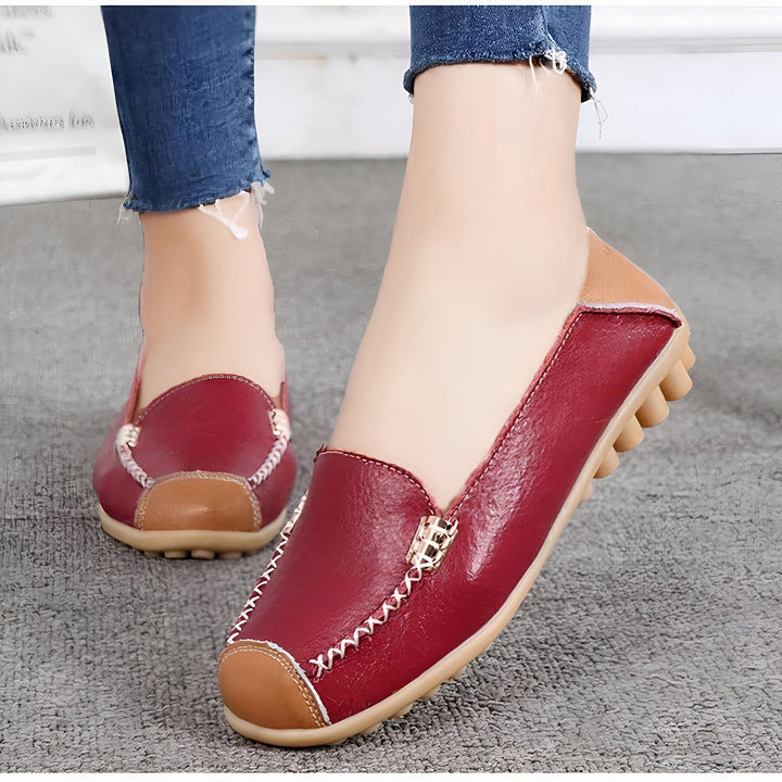 Mocassins en cuir bordeaux pour femme, portés avec un jean décontracté. Chaussures confortables avec coutures décoratives., 45286940770485,45286940803253,45286940836021,45286940868789,45286940901557,45286940934325,45286940967093,45286940999861,45286941032629,45286941065397,45286941098165,45286941130933,45286941163701,45286941196469,45286941229237,45286941262005,45286941294773,45286941327541,45286941360309,45286941393077,45286941425845,45286941458613,45286941491381,45286941524149,45286941556917,4528694