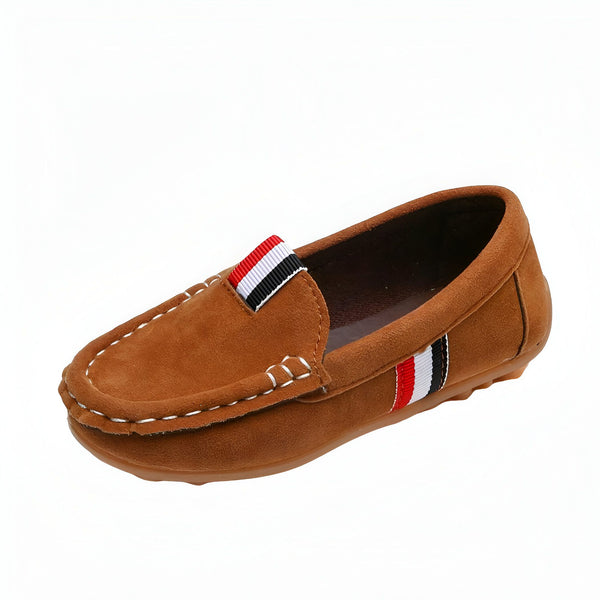 Mocassin enfant en daim marron avec bande tricolore (rouge, blanc, noir). Chaussure confortable, idéale pour les enfants. Style décontracté et élégant., 45287119388853,45287119421621,45287119454389,45287119487157,45287119519925,45287119552693,45287119585461,45287119618229,45287119650997,45287119683765,45287119716533,45287119749301,45287119782069,45287119814837,45287119847605,45287119880373,45287119913141,45287119945909,45287119978677,45287120011445,45287120044213,45287120076981,45287120109749,4528712