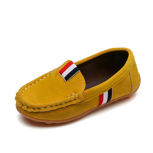 Mocassin enfant jaune en daim avec rayures tricolores. Chaussure décontractée et confortable pour garçon ou fille. Style classique et élégant. Idéal pour le quotidien., 45287119388853,45287119421621,45287119454389,45287119487157,45287119519925,45287119552693,45287119585461,45287119618229,45287119650997,45287119683765,45287119716533,45287119749301,45287119782069,45287119814837,45287119847605,45287119880373,45287119913141,45287119945909,45287119978677,45287120011445,45287120044213,45287120076981,45287