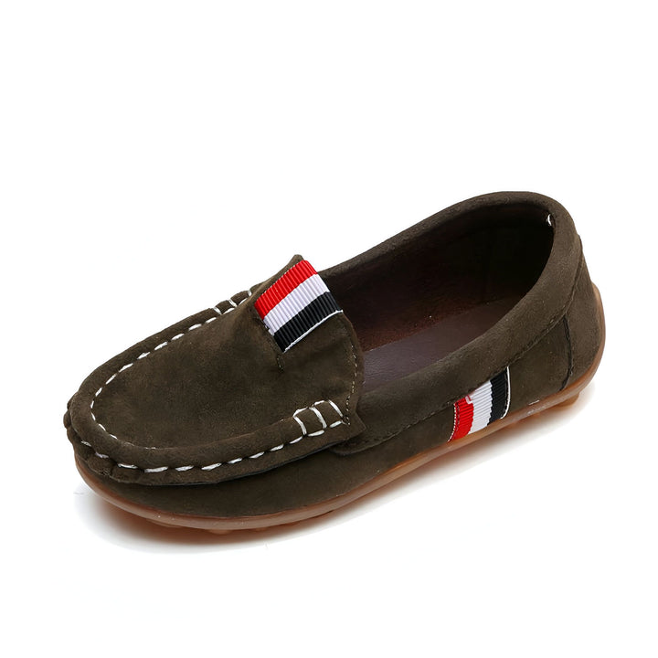 Mocassin en daim marron avec bande tricolore. Chaussure décontractée et confortable pour homme ou femme. Idéale pour le printemps et l'été. Look élégant et décontracté., 45287119388853,45287119421621,45287119454389,45287119487157,45287119519925,45287119552693,45287119585461,45287119618229,45287119650997,45287119683765,45287119716533,45287119749301,45287119782069,45287119814837,45287119847605,45287119880373,45287119913141,45287119945909,45287119978677,45287120011445,45287120044213,45287120076981,4
